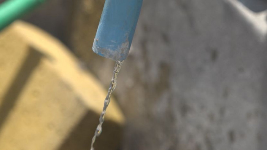 Polivamo se vodom iz šerpe kako bi se okupali i umili: Meštani Topole očajni, četiri meseca im suve česme