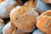 Više nikad nećete baciti stari hleb: Jednostavan trik koji bajat hleb pretvara u svež kao iz pekare