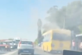 Zapalio se autobus na Pančevačkom mostu: Vatra zahvatila motor!