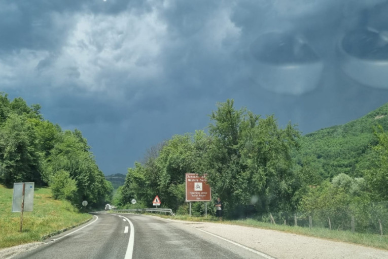 Snažan vetar, očigledno nije kraj: RHMZ izdao najnovije upozorenje za veliki deo Srbije