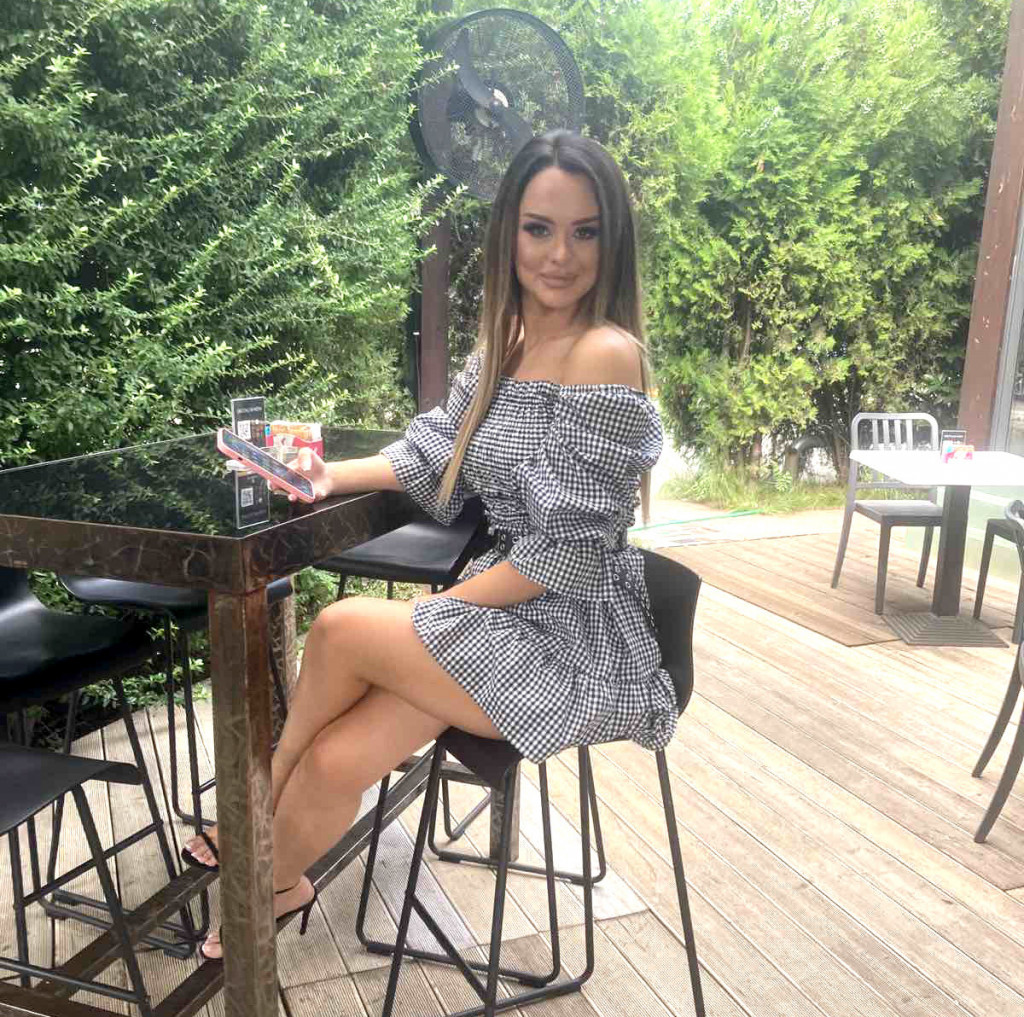 Žena od sultana najavila svadbu: Ne skida osmeh sa lica! (FOTO)