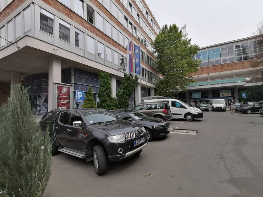 Zašto se RTS gadi većini građana Srbije i zašto našim novcem pune džepove pojedinaca?