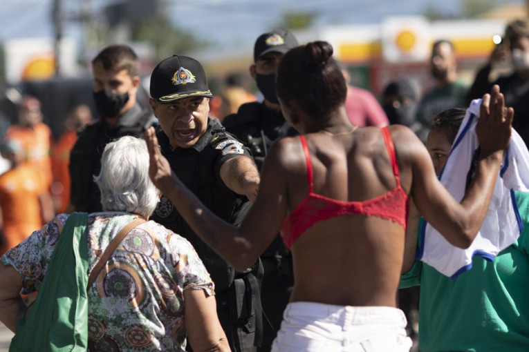 Skandal u Brazilu: Policija suzavcem i topovima raselila siromašne zbog naftne kompanije (FOTO)
