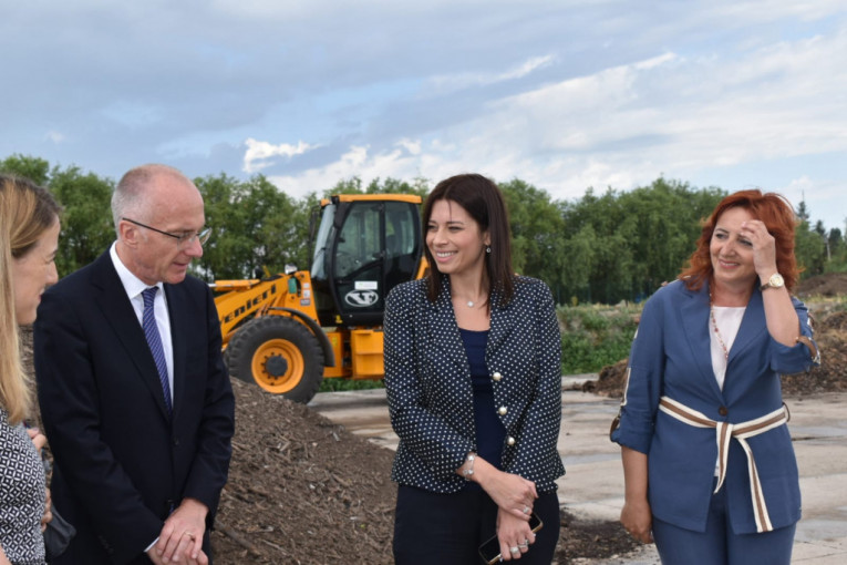Ministarka Vujović u Novom Sadu obišla prvu kompostanu zelenog otpada u Srbiji