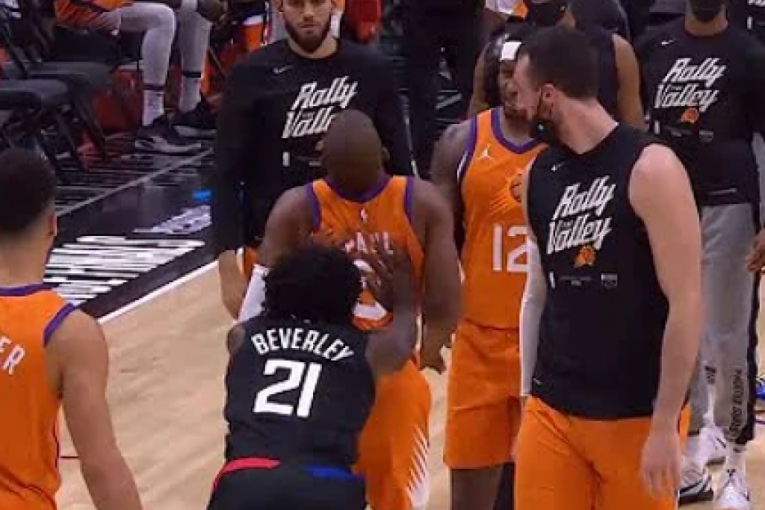 Sraman napad u NBA: Nije mogao da podnese poraz, napao rivala s leđa (VIDEO)