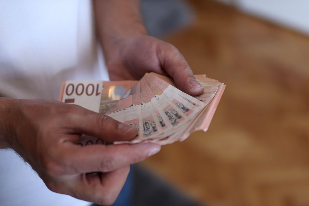 Danas po 5.900 dinara leže na račune šest grupa građana: Pomoć dobijaju penzioneri, ali i mlađi