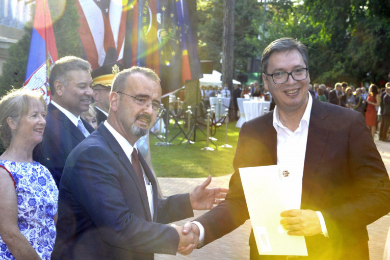 Predsednik Vučić čestitao Bajdenu Dan nezavisnosti: Zadovoljstvo zbog jačanja saradnje (FOTO)