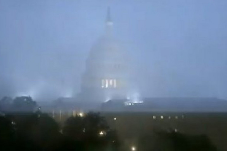 Nevreme u Vašingtonu: Oluja kidala kablove, čupala drveće... Ima povređenih (VIDEO)