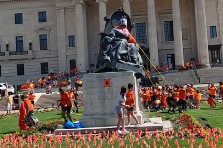 Razjareni građani traže pravdu: Srušene statue kraljica Viktorije i Elizabete II u Kanadi (VIDEO)