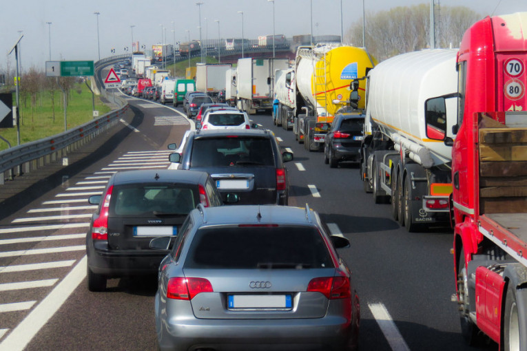 Radovi na putevima širom zemlje usporavaju saobraćaj: Budite pažljivi