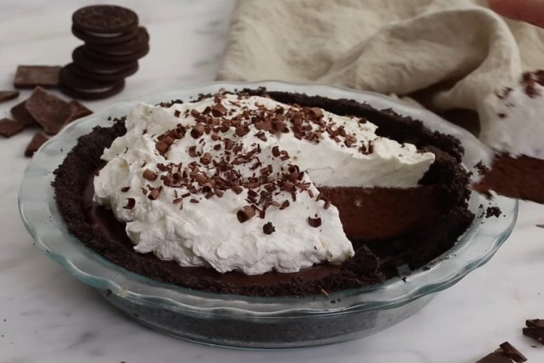 Recept dana: Čokoladna pita, ubojiti letnji desert od samo pet sastojaka