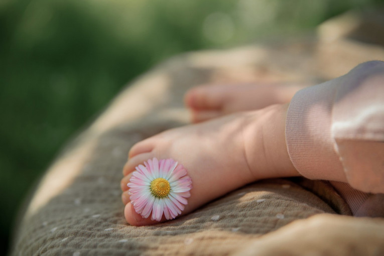 Zašto su bebe rođene tokom leta tako neodoljive i posebne?