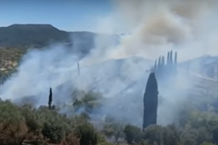 Gori grčko ostrvo: Celo naselje evakuisano, u gašenju požara učestvuje 38 vatrogasaca u tri tima, stiže pomoć (FOTO+VIDEO)