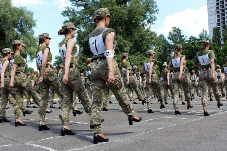 Vojska na udaru kritika zbog marša u štiklama! (VIDEO)