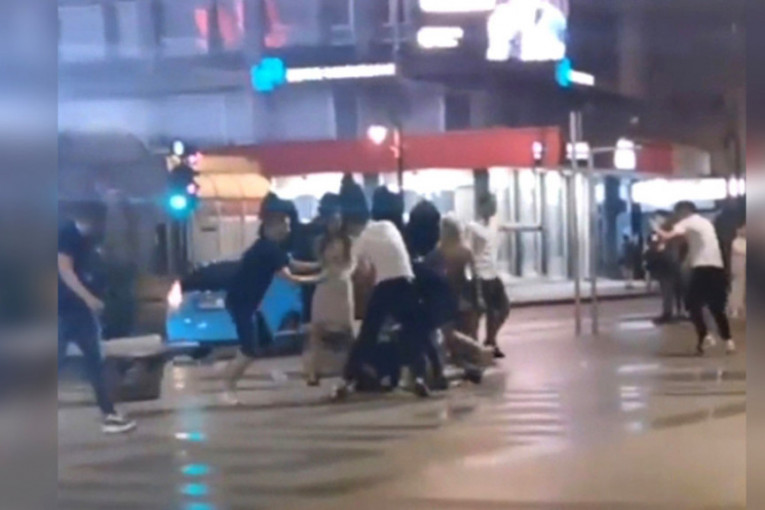 Detalji masovne tuče u Nišu: Povređen i Nemac! Udarali se, pa potom jurili po celom trgu (VIDEO)