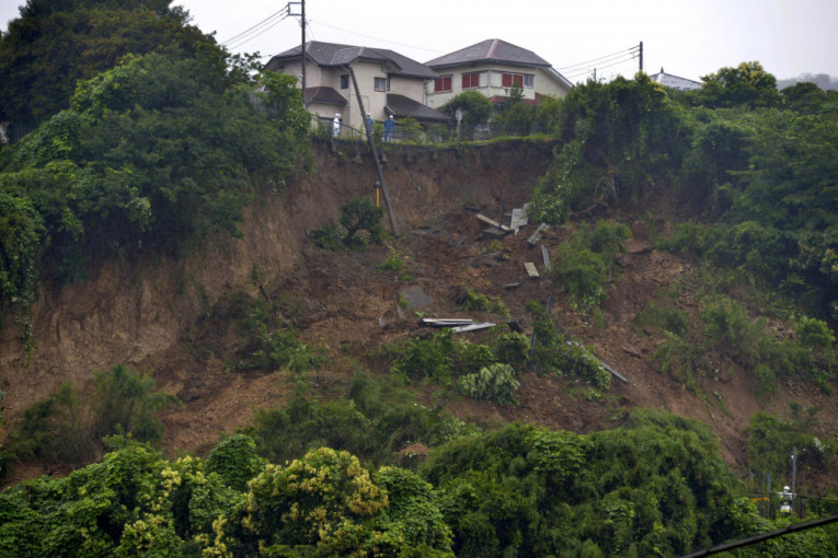 Stravični snimci iz Japana: Klizište progutalo kuće, automobile! Nestalo 20 ljudi (FOTO+VIDEO)