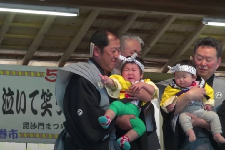 Takmičenje sa puno suza u Japanu: Sumo rvači pomažu bebama da se što pre rasplaču (VIDEO)