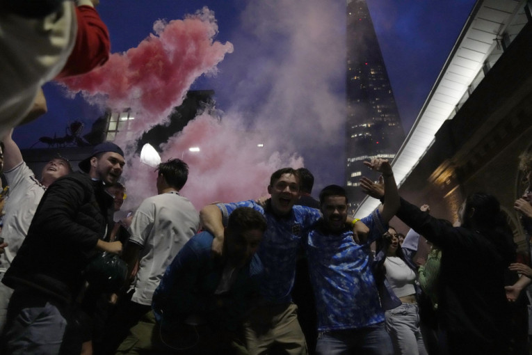 Haos u Londonu, slavili pobedu reprezentacije, pa se tukli sa policijom (VIDEO)