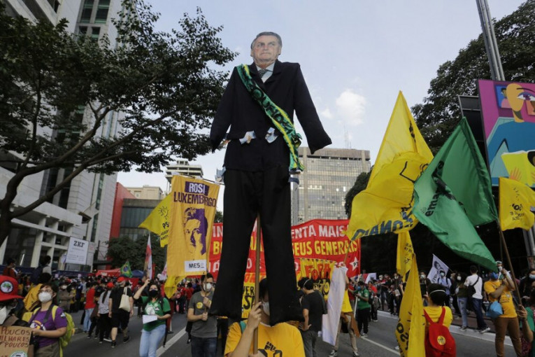 "Genocidni Bolsonaro": Preplavljene ulice Brazila besnim narodom, stiže još afera (FOTO)