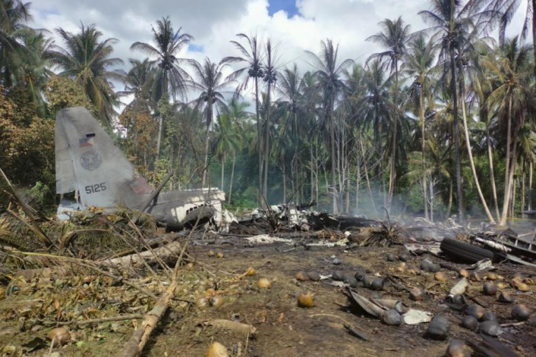 Jezivi prizori sa mesta pada aviona na Filipinima: Najmanje 17 poginulih, plamen i dim se šire (FOTO+VIDEO)
