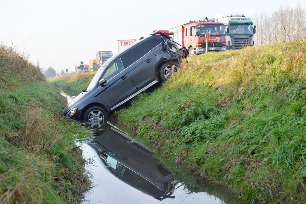 Vozač izgubio kontrolu, sleteo u kanal: Povređene dve žene kod Čačka