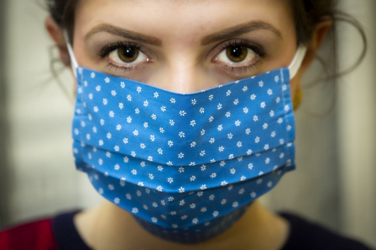Stav svetskih stručnjaka: Da li bi potpuno vakcinisani ljudi trebalo da nose maske i dalje?