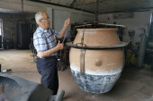 Penzioner iz Mrčajevaca napravio lonac za svadbarski specijalitet u koji staje 400 kg kupusa i 130 kg mesa (FOTO)