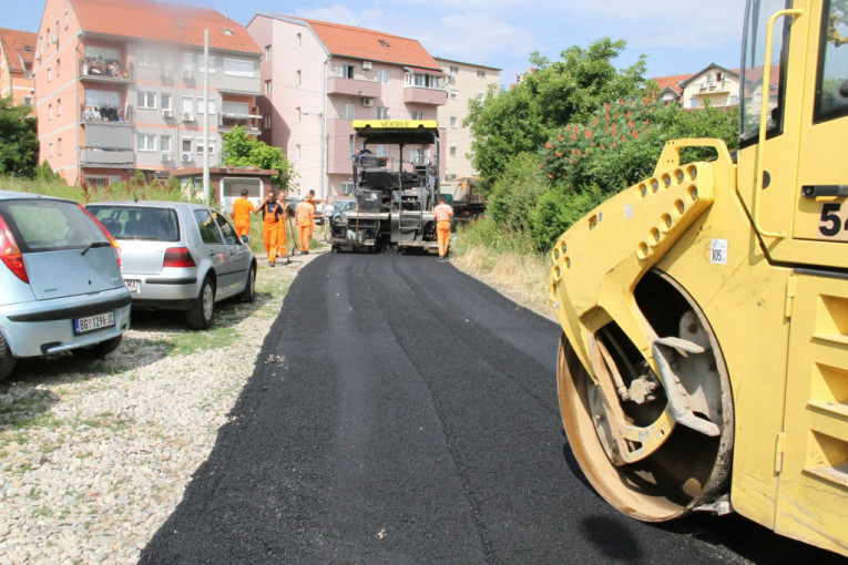 Nastavljena rekonstrukcija rakovičkih saobraćajnica: Postavlja se novi asfalt u naselju Kneževac