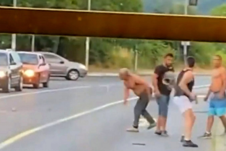Oglasio se MUP: Potukli se nasred ulice na Banjici, četvorica uhapšena, za jednim se traga (VIDEO)