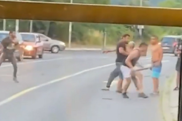 Haos u Beogradu usred bela dana: Pobili se na ulici na Banjici! Zbog masovne tuče potpuno blokiran saobraćaj (VIDEO)