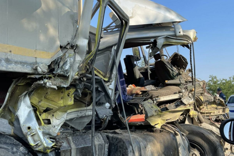 Stravičan sudar dva kamiona kod Mladenovca: Teretnjaci potpuno uništeni, saobraćaj u prekidu (FOTO)