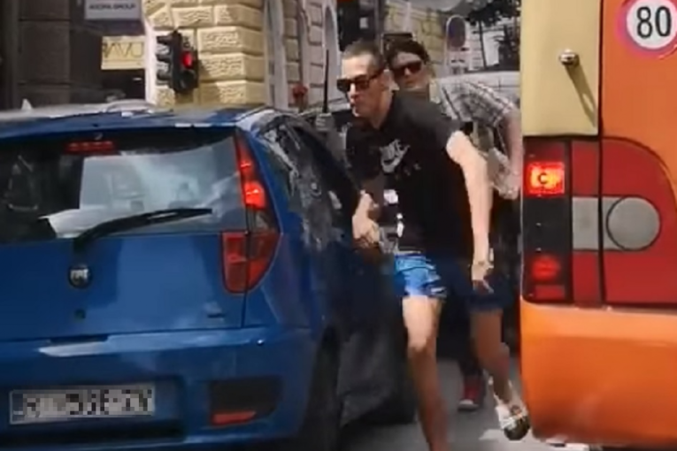 Hit snimak iz Rijeke: Muškarac besneo na ženu na semaforu, a onda počeo da spasava živu glavu (VIDEO)