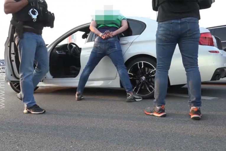 Filmsko hapšenje kod Vrčina: Zaustavili skupoceni BMW, posle prizora odmah stavili lisice vozaču (FOTO/VIDEO)