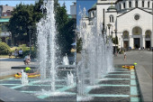 Osladilo joj se: Žena koja se brčkala u fontani ispred Hrama danas ponela i - dušek (FOTO/VIDEO)