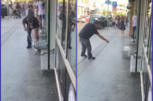 Panika u centru Kruševca, lokalac uspeo da izađe na kraj sa zmijom (VIDEO)