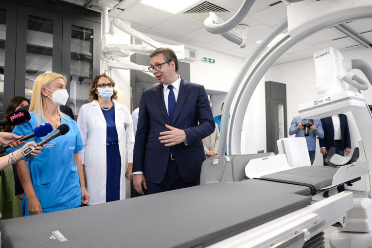 Otvorena nova sala za neurointervencije! Vučić iz Bolnice "Sveti Sava": Niko u okruženju nema ovako modernu mašinu (FOTO)
