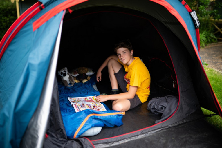 Dečak spava pod šatorom i skuplja novac za dobrotvorne svrhe: Već je prikupio pola miliona funti