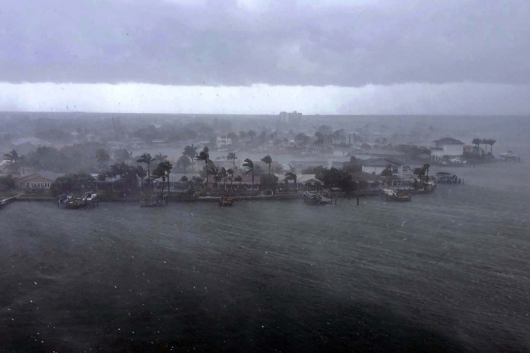 U tropskoj oluji na Floridi povređeno 10 osoba, ima mrtvih (FOTO)