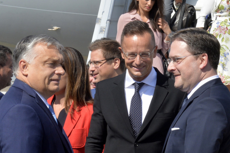 Orban i Sijarto stigli u Beograd: Na aerodromu ih dočekao ministar spoljnih poslova Nikola Selaković