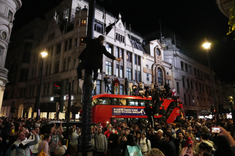 Pijanka u Londonu i slavlje do zore u fotkama: Popijeni milioni litara piva, Englezi u transu