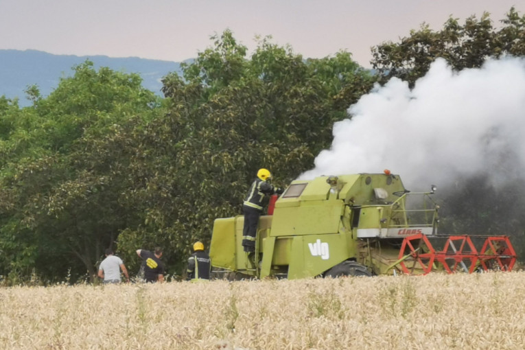 Buktalo na njivi kod Čačka: Zapalio se kombajn prilikom žetve pšenice (FOTO)