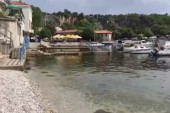 Dramatičan prizor na moru: Ajkula u Hrvatskoj doplivala do same obale (FOTO)