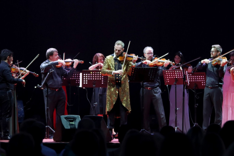 „Karmina Burana“ i "Kvin" na obali mora: Stefan Milenković nastupa na festivalu Grad teatar u Budvi
