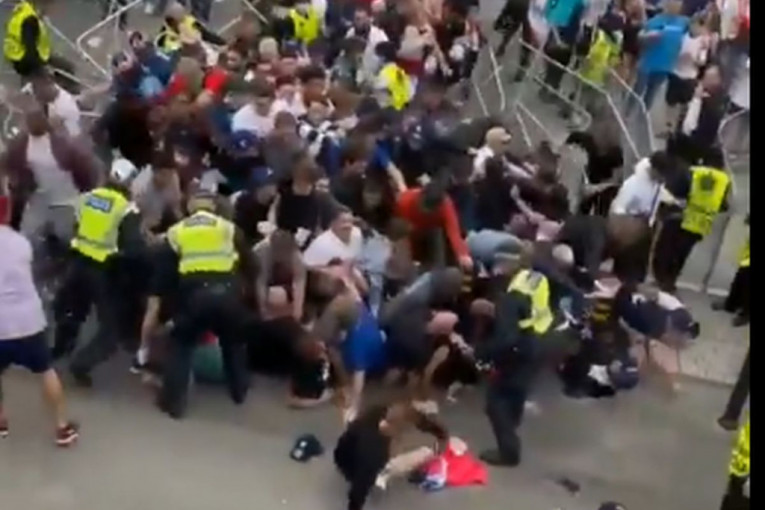 Utakmica nije počela, a već haos: Navijači bez ulaznica na silu probili ogradu, sukob sa policijom (VIDEO)
