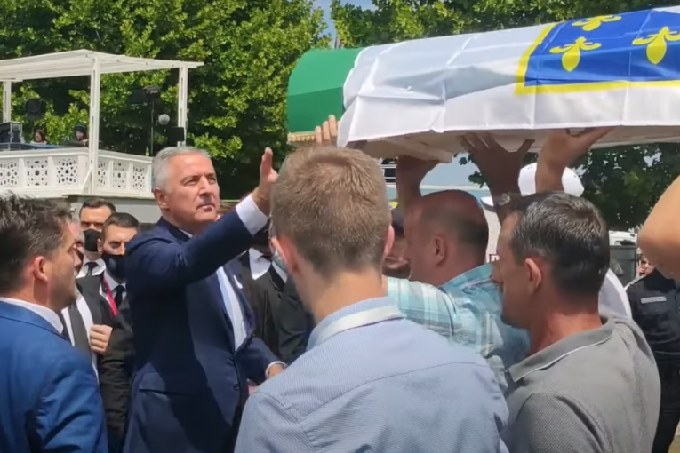 Milo Đukanović pomagao VRS prilikom oslobađanja Srebrenice, a sada Srbe optužuje za genocid (VIDEO)