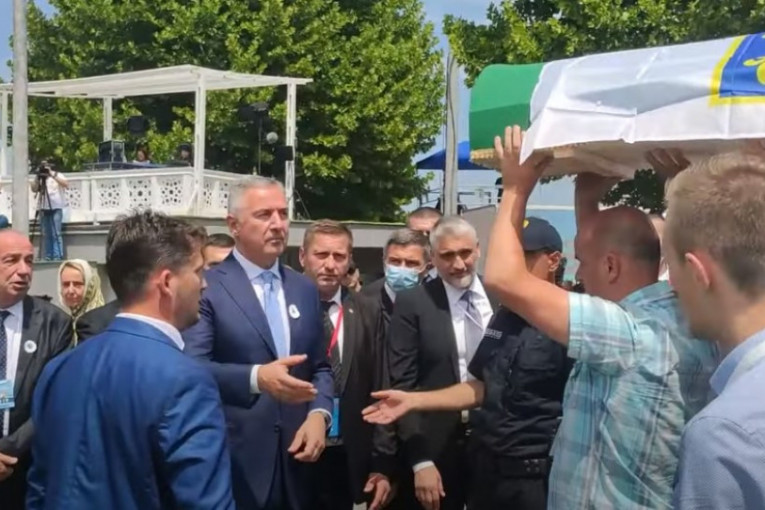 Čedomir Jovanović nosio tabute žrtava Srebrenice: Lider LDP-a u Potočarima (VIDEO)