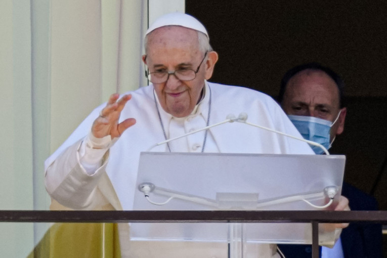 Papa Franja se oporavlja posle operacije: Sa balkona pozdravio okupljene (VIDEO)