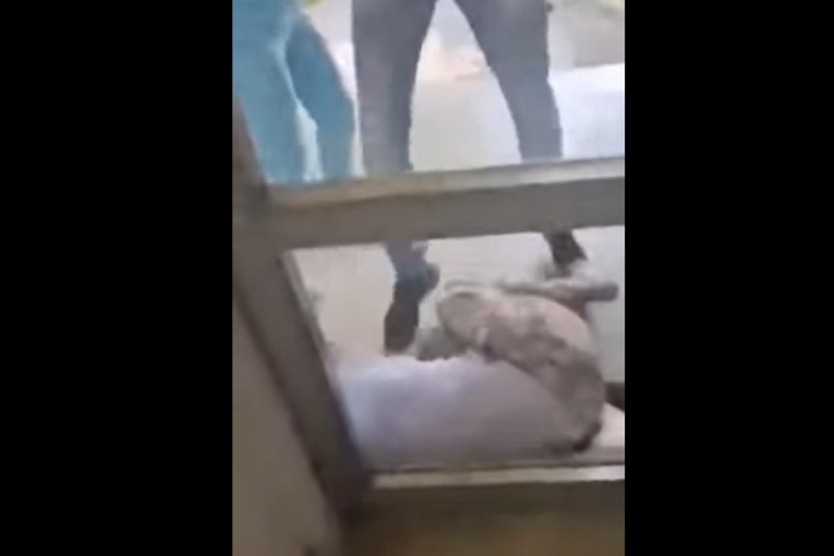 Žena imala epi napad, izbačena iz bolnice i pretučena: Radnik obezbeđenja je brutalno šutirao (UZNEMIRUJUĆI VIDEO)