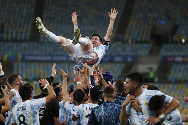 Kletva je razbijena! Mesi podigao reprezentativni trofej, Argentina je konačno šampion (VIDEO)