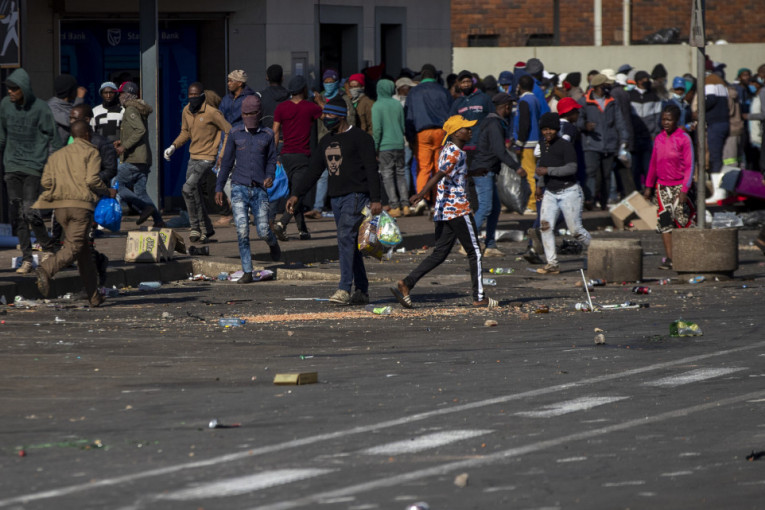 Jezivi prizori iz Južne Afrike: Ratno stanje na ulicama posle hapšenja bivšeg predsednika, ubijena i beba (FOTO/VIDEO)